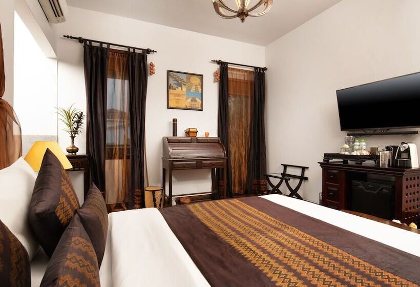 2 Bedroom Family Suite, Mane History Lovers