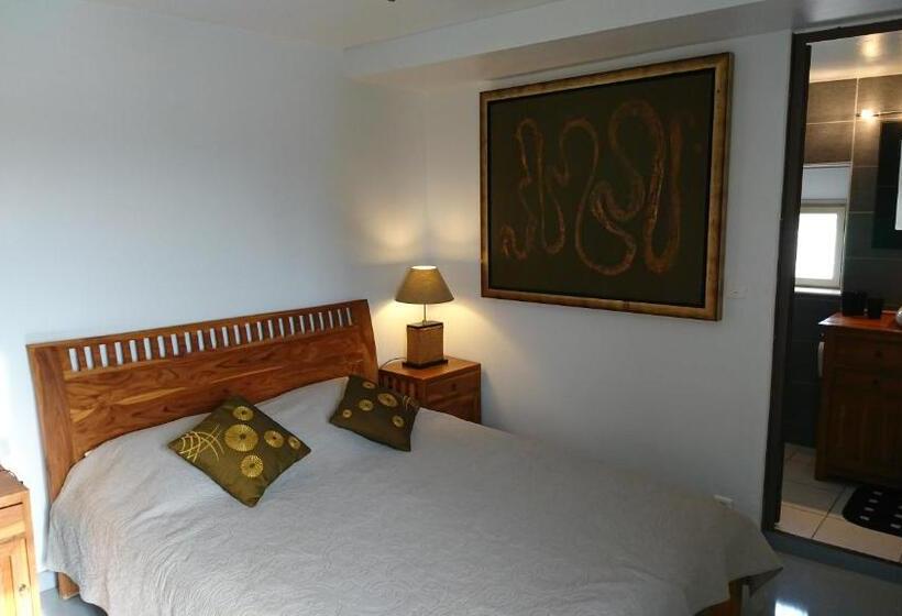 Номер Стандарт Вид на Бассейн, Le Mas Des Sorcières Maison D Hôtes