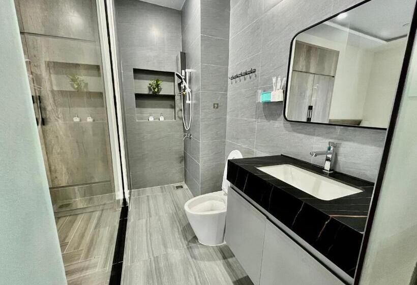 اتاق لوکس با بالکن, Le House Hotel And Studio