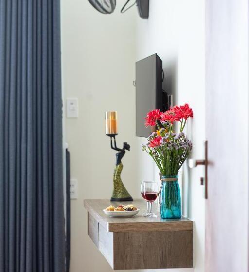 اتاق لوکس با بالکن, Le House Hotel And Studio