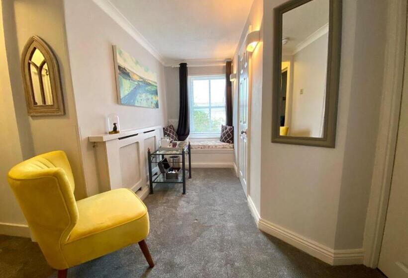 اتاق استاندارد با تخت بزرگ, The Summer House