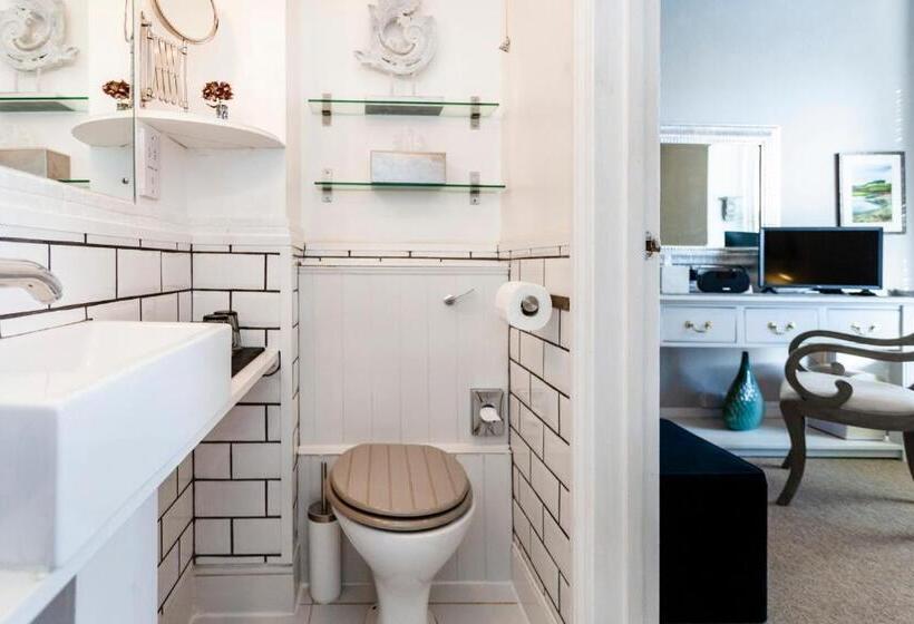 اتاق استاندارد, The Summer House