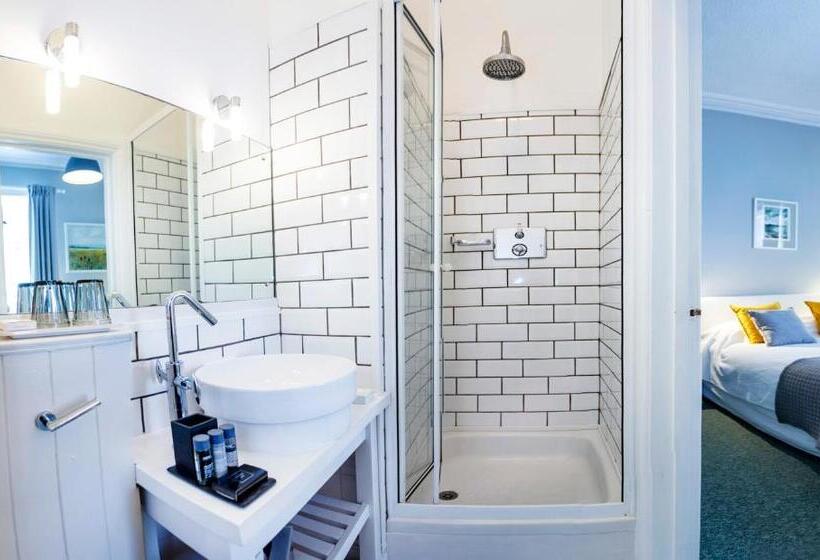 اتاق استاندارد, The Summer House