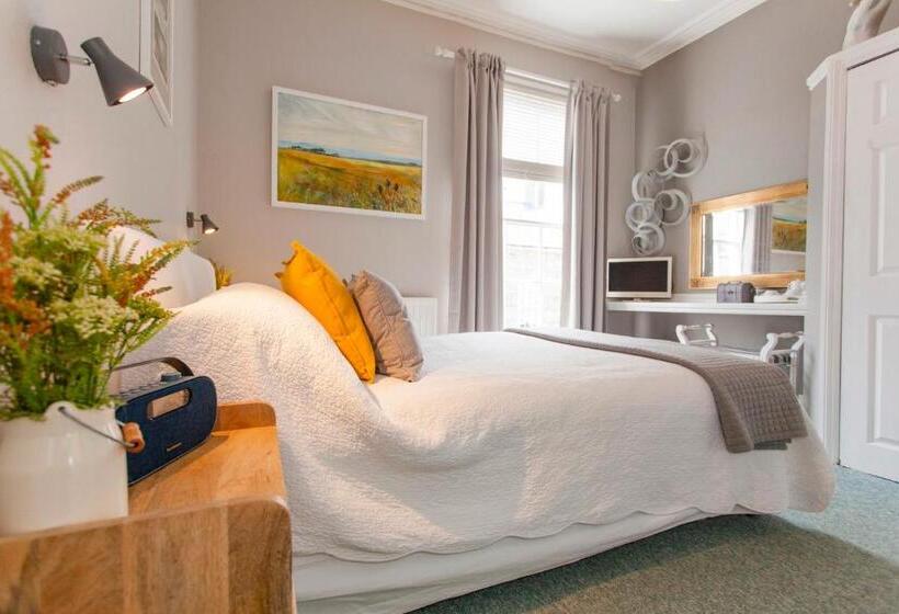 اتاق استاندارد, The Summer House