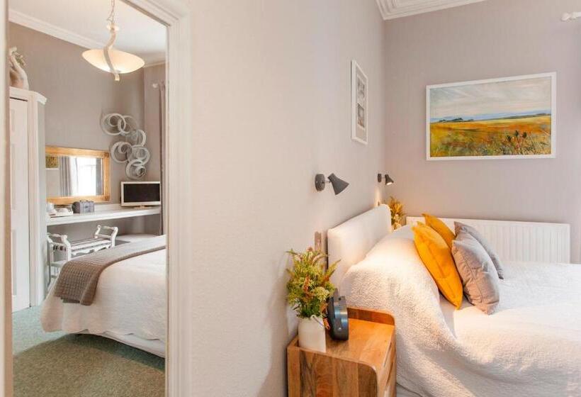 اتاق استاندارد, The Summer House