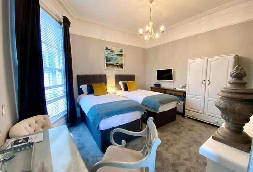 اتاق لوکس با تخت بزرگ, The Summer House