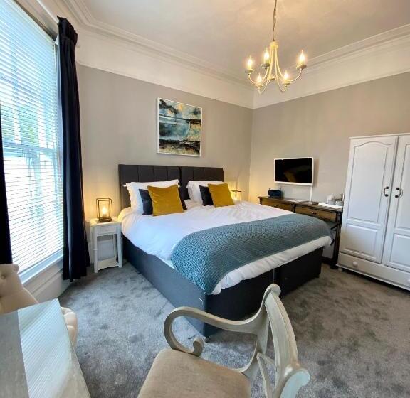 اتاق لوکس با تخت بزرگ, The Summer House