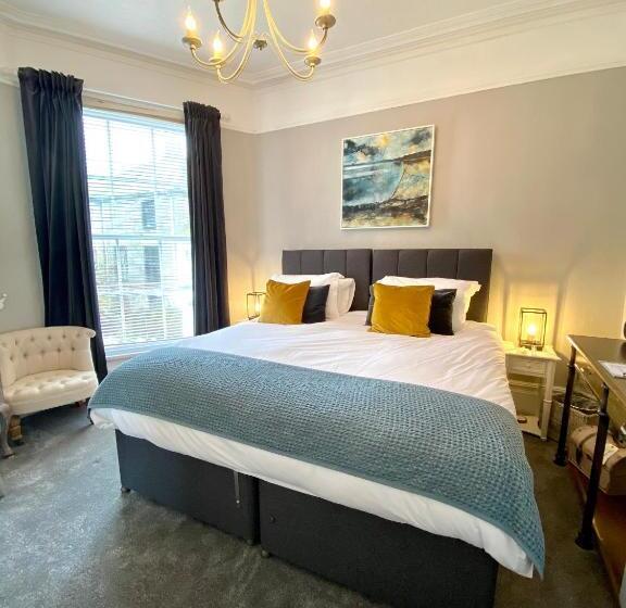 اتاق لوکس با تخت بزرگ, The Summer House