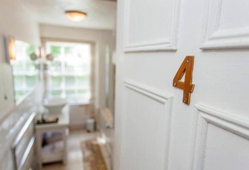 اتاق سوپریور با تخت بزرگ, The Summer House