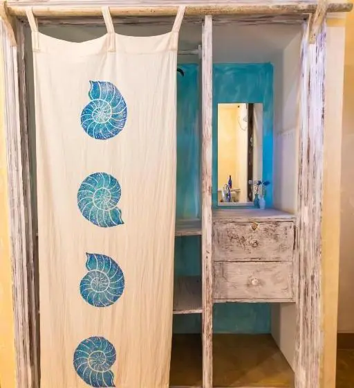 اتاق استاندارد, Footprints House
