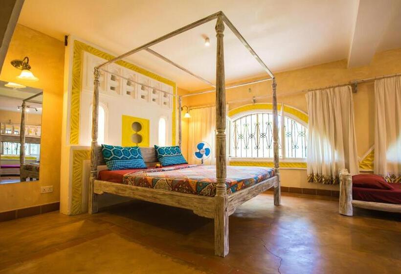 اتاق خانوادگی, Footprints House