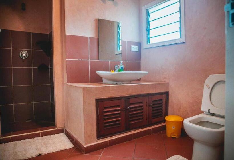 اتاق خانوادگی با سرویس بهداشتی مشترک, Footprints House