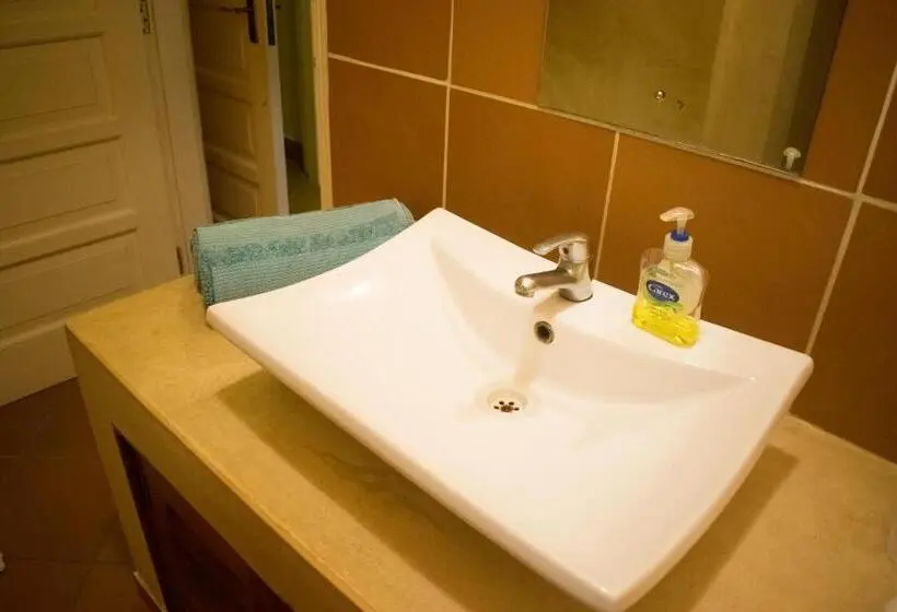 اتاق خانوادگی با سرویس بهداشتی مشترک, Footprints House