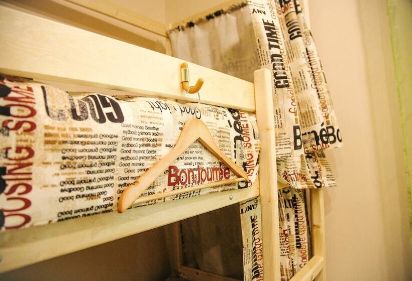 تختخواب در اتاق مشترک, Nice Hostel Na Miusskoy