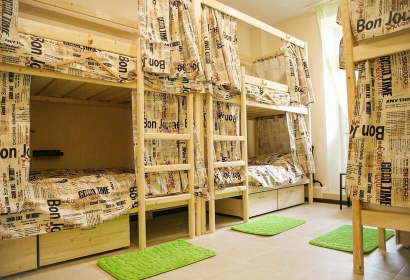 تختخواب در اتاق مشترک, Nice Hostel Na Miusskoy