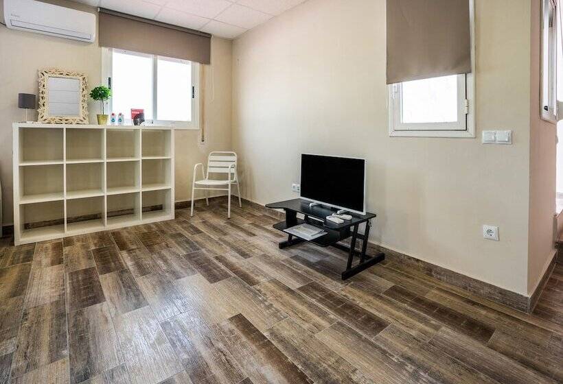 إستديو عائلى, Hostal Patio De La Luna