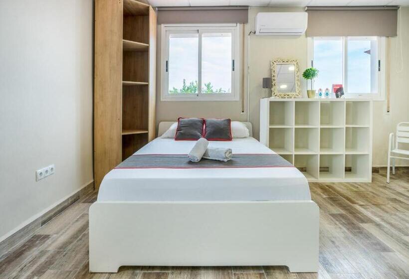 إستديو عائلى, Hostal Patio De La Luna