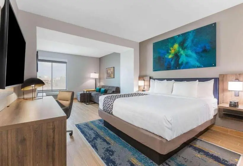 キングサイズベッドのデラックスルーム, La Quinta Inn & Suites By Wyndham Galveston West Seawall