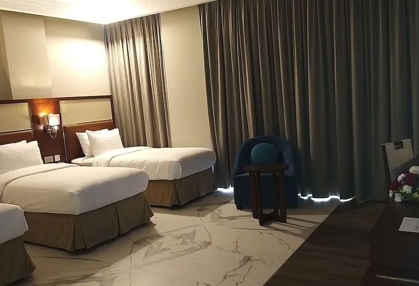 اتاق استاندارد سه نفره, Muscat Gate