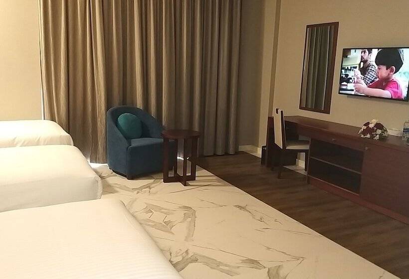 اتاق استاندارد سه نفره, Muscat Gate