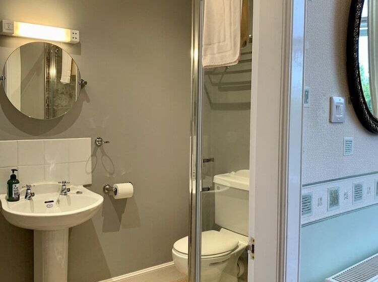 اتاق خانوادگی, The Pines Guesthouse