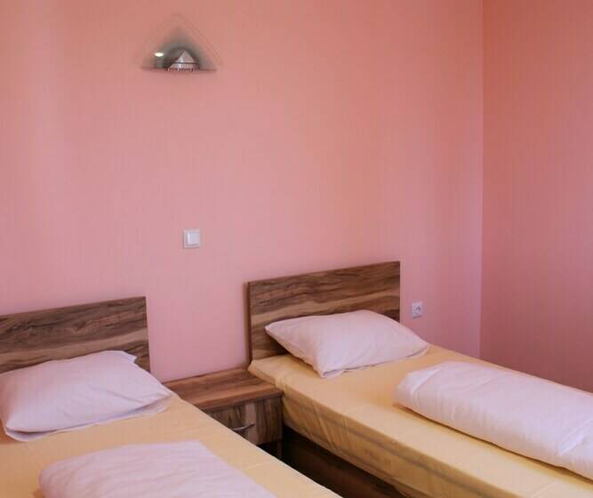 סטודיו דלוקס, Alexander