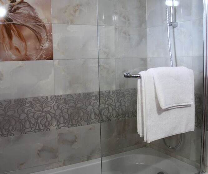 סטודיו דלוקס, Alexander