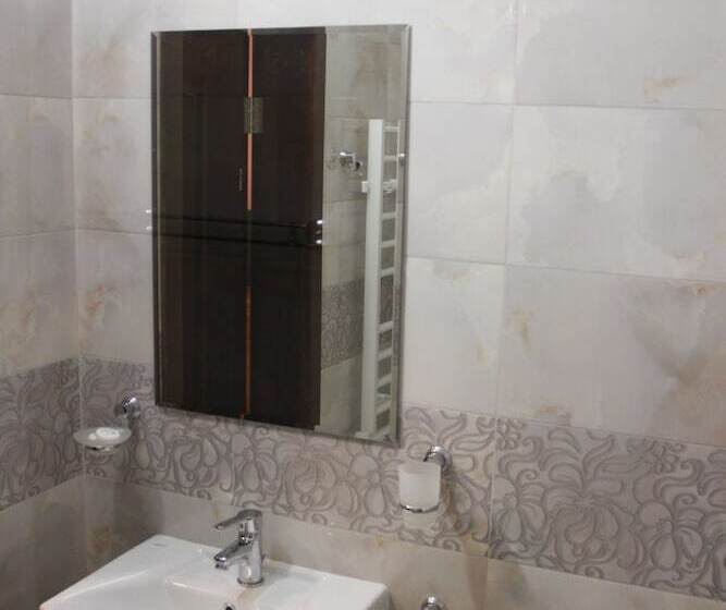 סטודיו דלוקס, Alexander