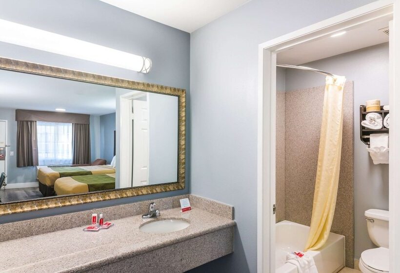 带2个双人床的标准工作室, Econo Lodge Hesperia  Victorville I15