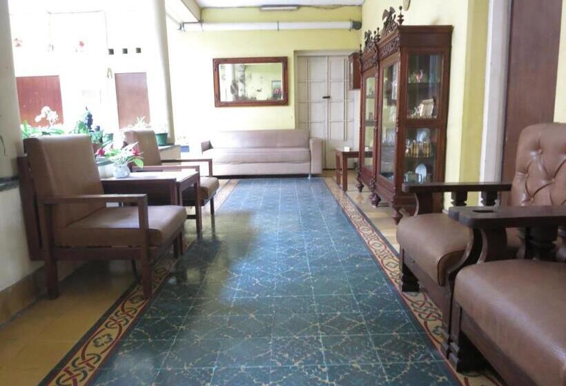 غرفة ديلوكس, Prayogo Lama Prawirotaman