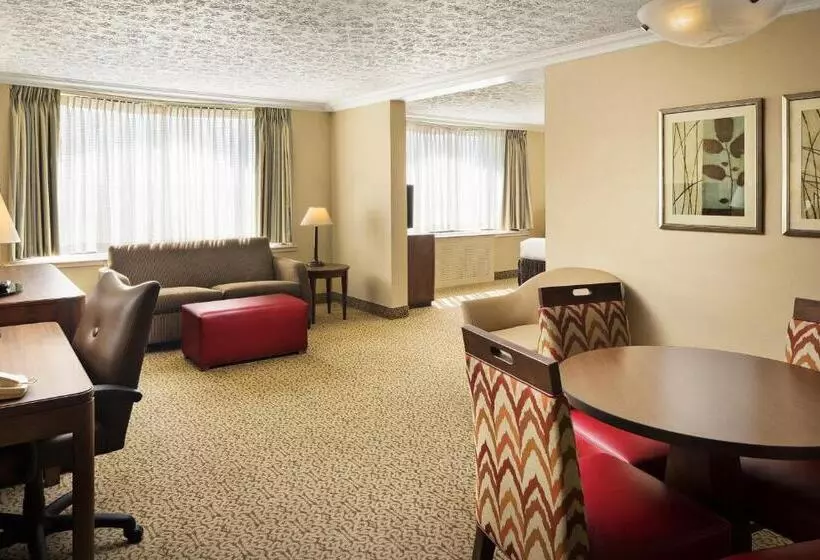 キングサイズベッドのジュニアスイート, Crowne Plaza Louisville Airport Expo Ctr, An Ihg