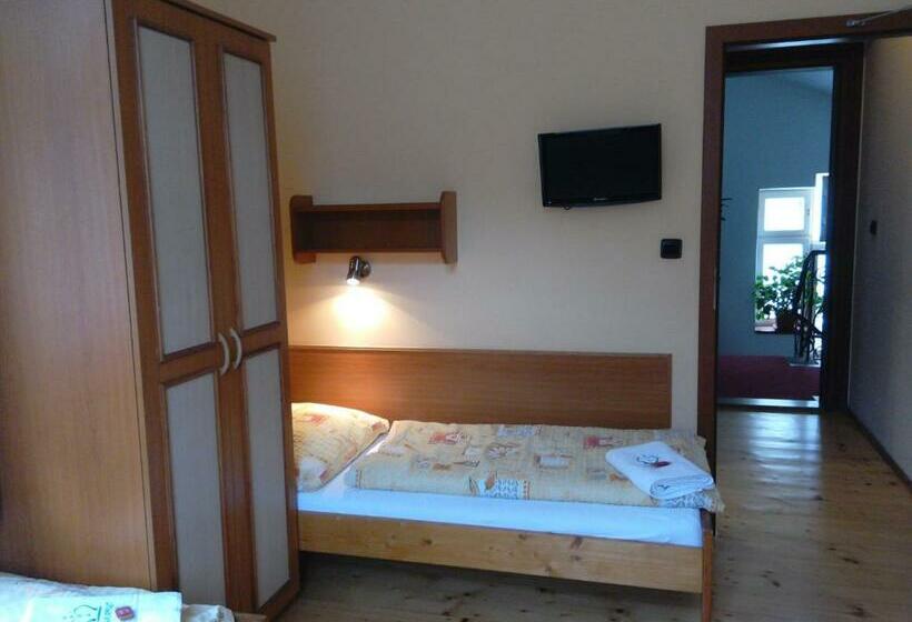 غرفة قياسية ثلاثية, Marianum Jl,s.r.o