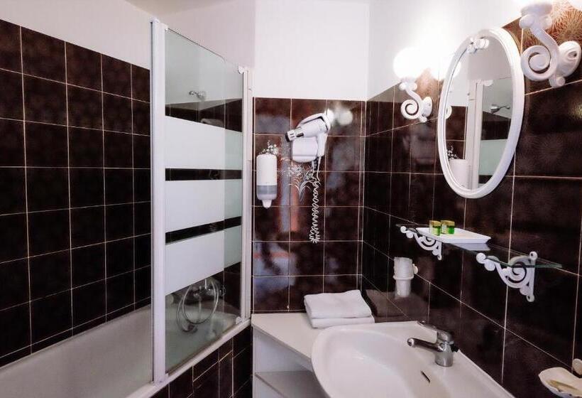 Номер Стандарт, Logis Hotels   Hotel Restaurant L Enclos
