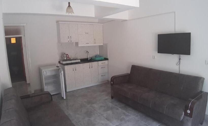 استودیو خانوادگی, Moonlight Apart