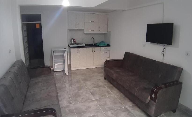 استودیو خانوادگی, Moonlight Apart