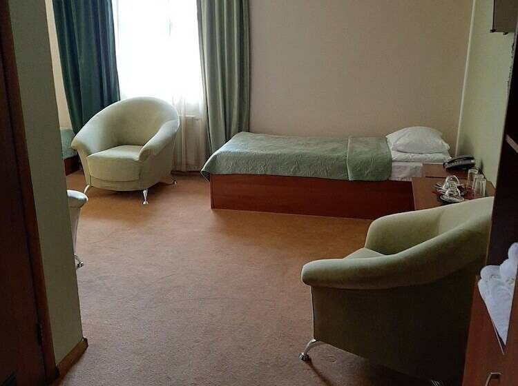 חדר סטנדרט לשלושה, Stara Vezha