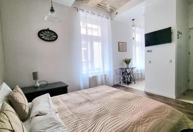 スタンダードスタジオ, Nook Nook Apartments Katarzyny 2