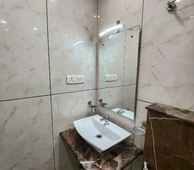 Classic Kolmen Hengen Huone, Delhi Heart At New Delhi Railway Station