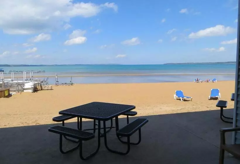 سوییت خانوادگی, Grand Beach Resort