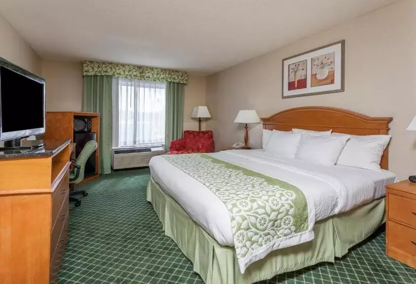 キングサイズベッドのスタンダードルーム, Days Inn & Suites By Wyndham Warren