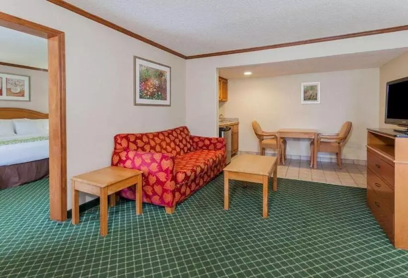 キングサイズベッドのスイートルーム, Days Inn & Suites By Wyndham Warren