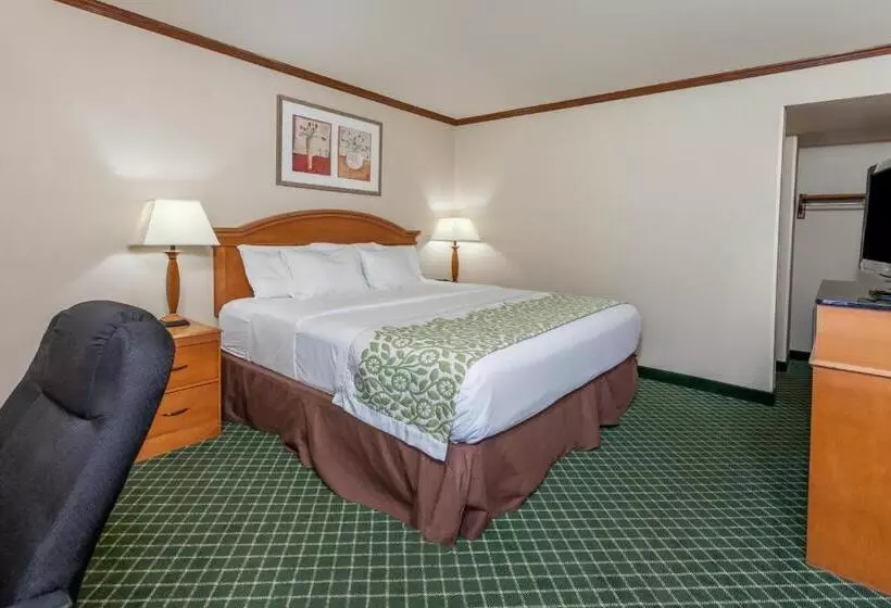 キングサイズベッドのデラックススイート, Days Inn & Suites By Wyndham Warren