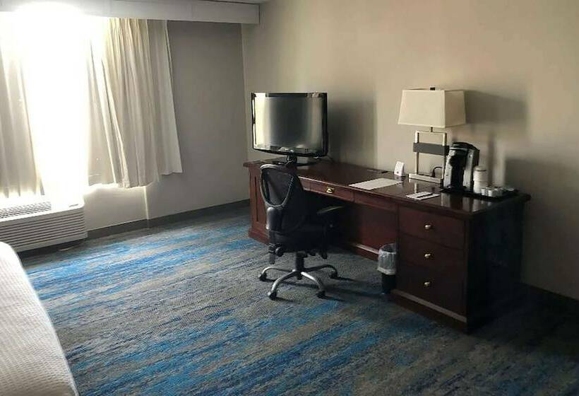 غرفة ديلوكس لذوى الاحتياجات الخاصة, Ramada By Wyndham Cleveland Independence