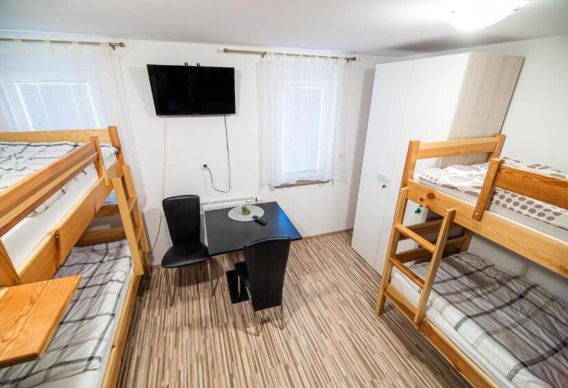 اتاق استاندارد چهارنفره با سرویس بهداشتی مشترک, Rooms At Trimček