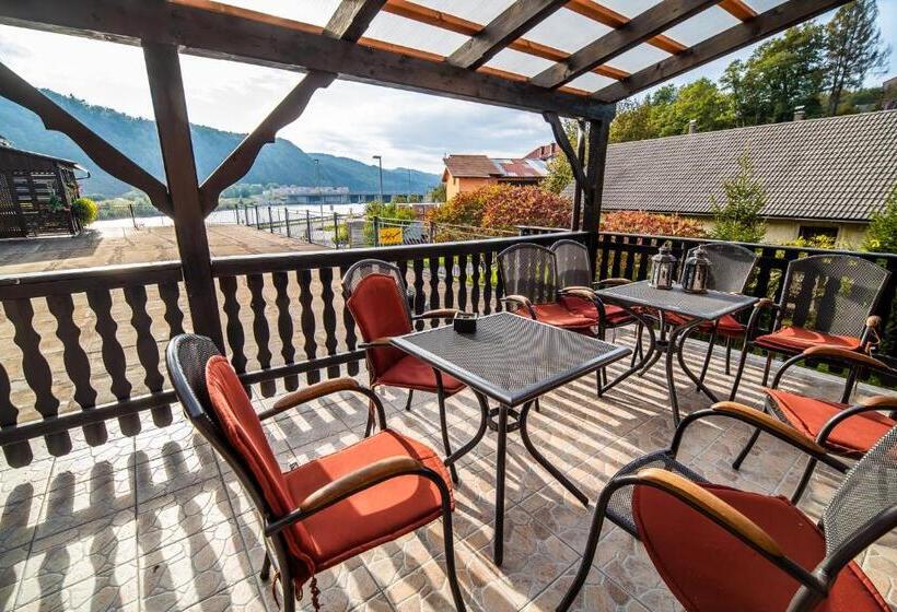 تختخواب در اتاق مشترک, Rooms At Trimček