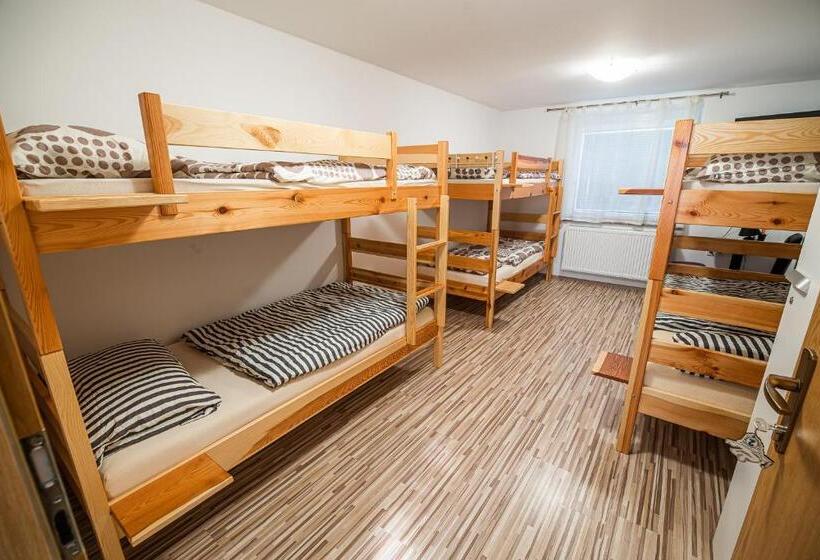 تختخواب در اتاق مشترک, Rooms At Trimček