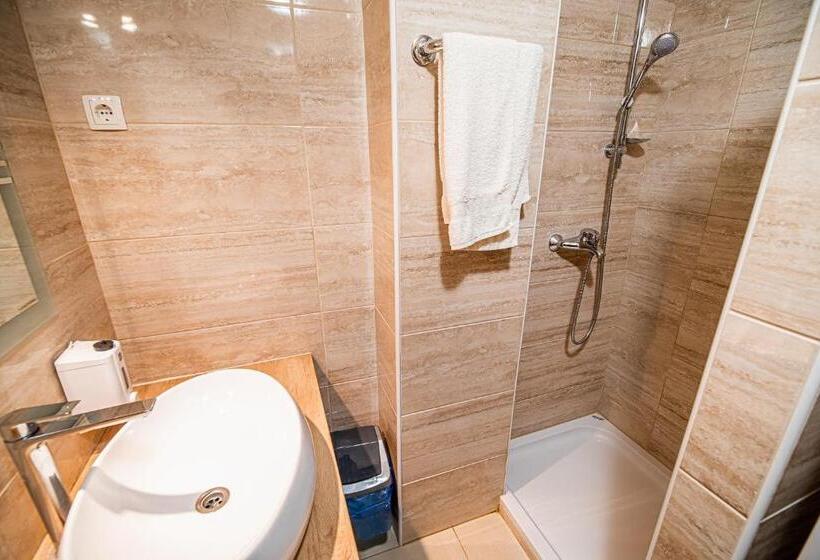 اتاق استاندارد چهارنفره با سرویس بهداشتی مشترک, Rooms At Trimček