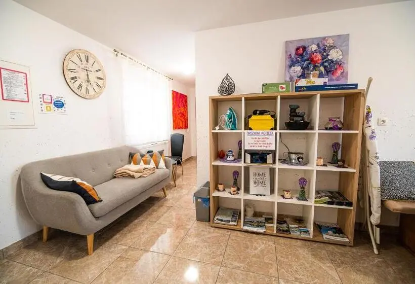 اتاق استاندارد چهارنفره با سرویس بهداشتی مشترک, Rooms At Trimček