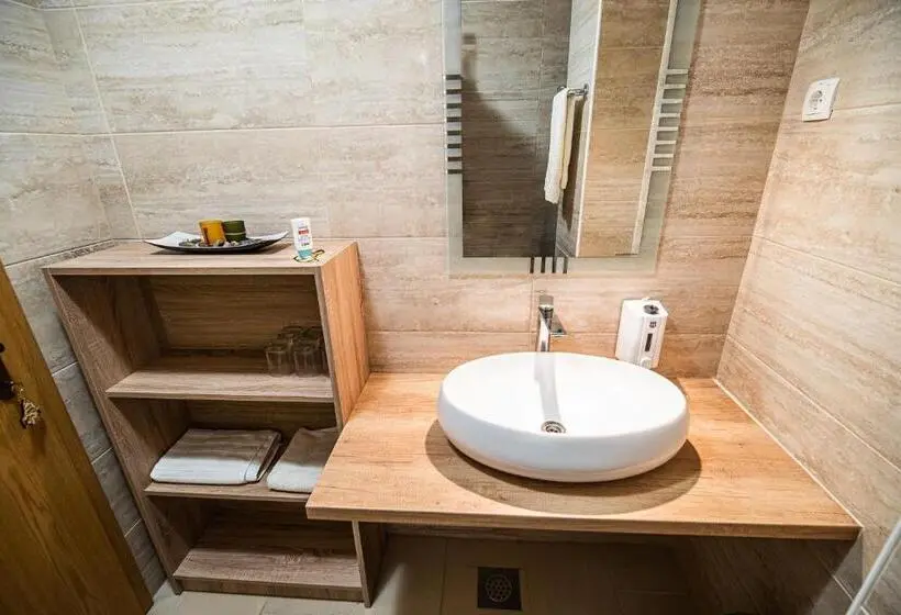 اتاق استاندارد چهارنفره با سرویس بهداشتی مشترک, Rooms At Trimček