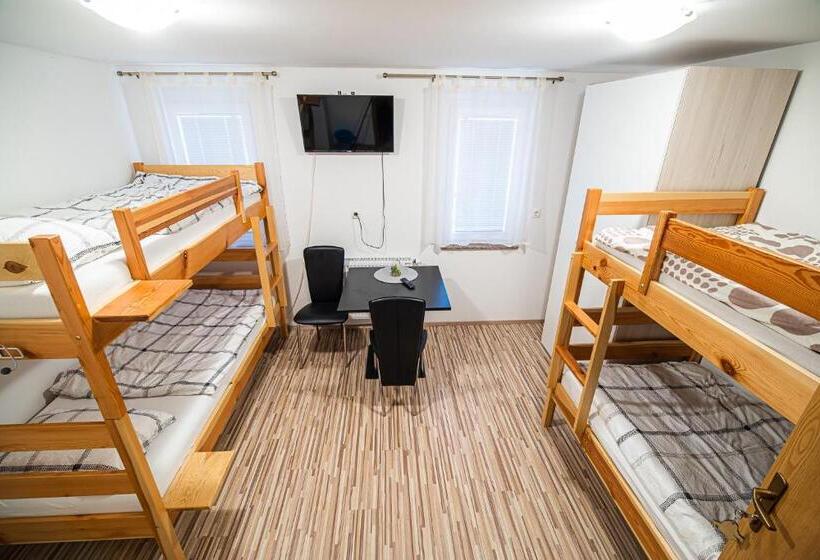 اتاق استاندارد چهارنفره با سرویس بهداشتی مشترک, Rooms At Trimček